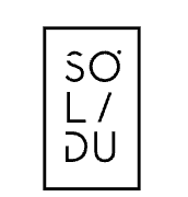Solidu logo med teksten SO L/ DU i et rektangel