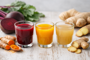 Økologiske juicer og shots med ingefær, gurkemeje og rødbede